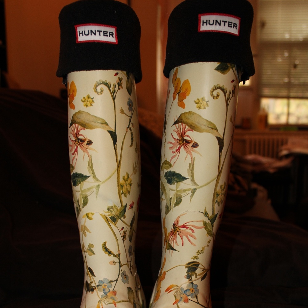 Hunter sz 7 tall boot cream floral print w/ liners